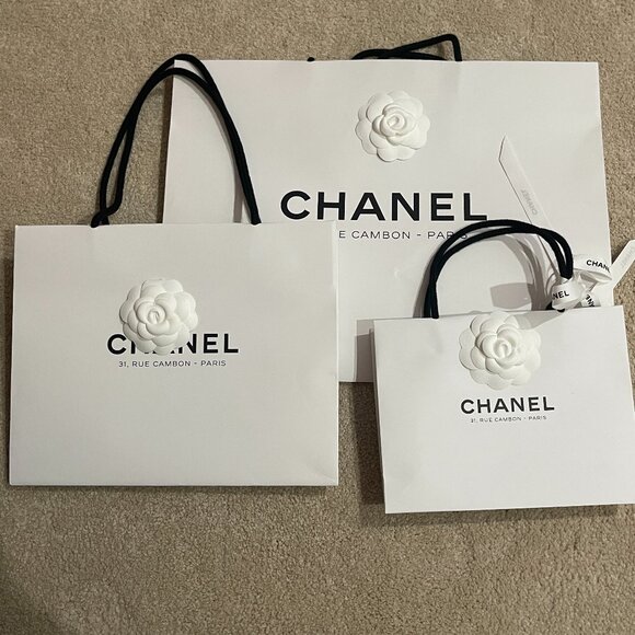 Limited Edition Chanel WHITE Shopping Bag  - Paris - 31 Rue Cambon - 3 Sizes - Picture 1 of 5